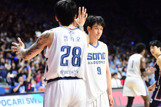케빈 켐바오(왼쪽)와 정희재. /사진=KBL 제공