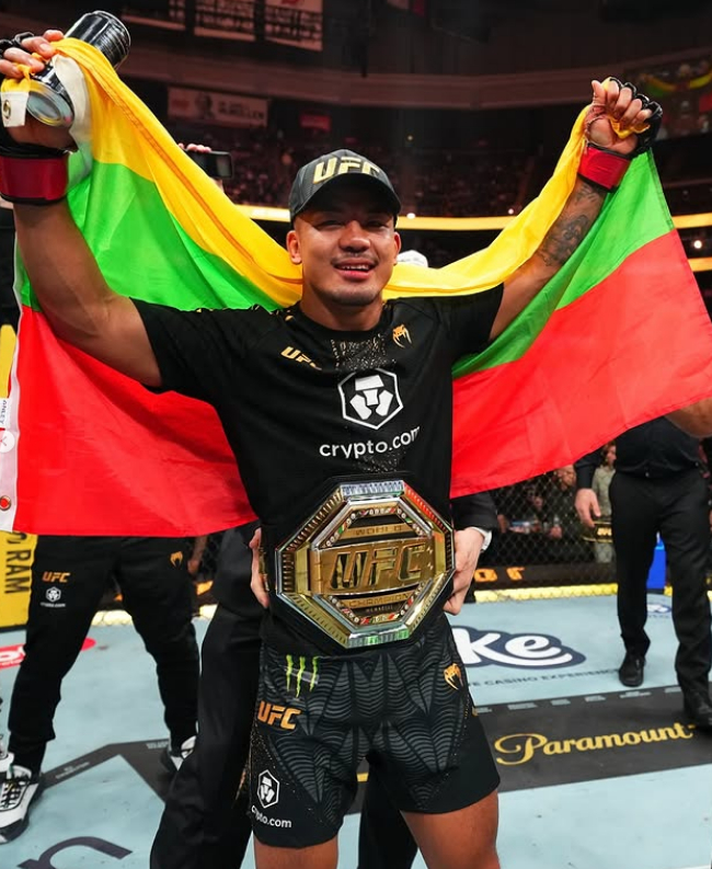 조슈아 반이 타이라 타츠로를 꺾고 챔피언 벨트를 선보이고 있다. /사진=UFC 공식 사회관계망서비스