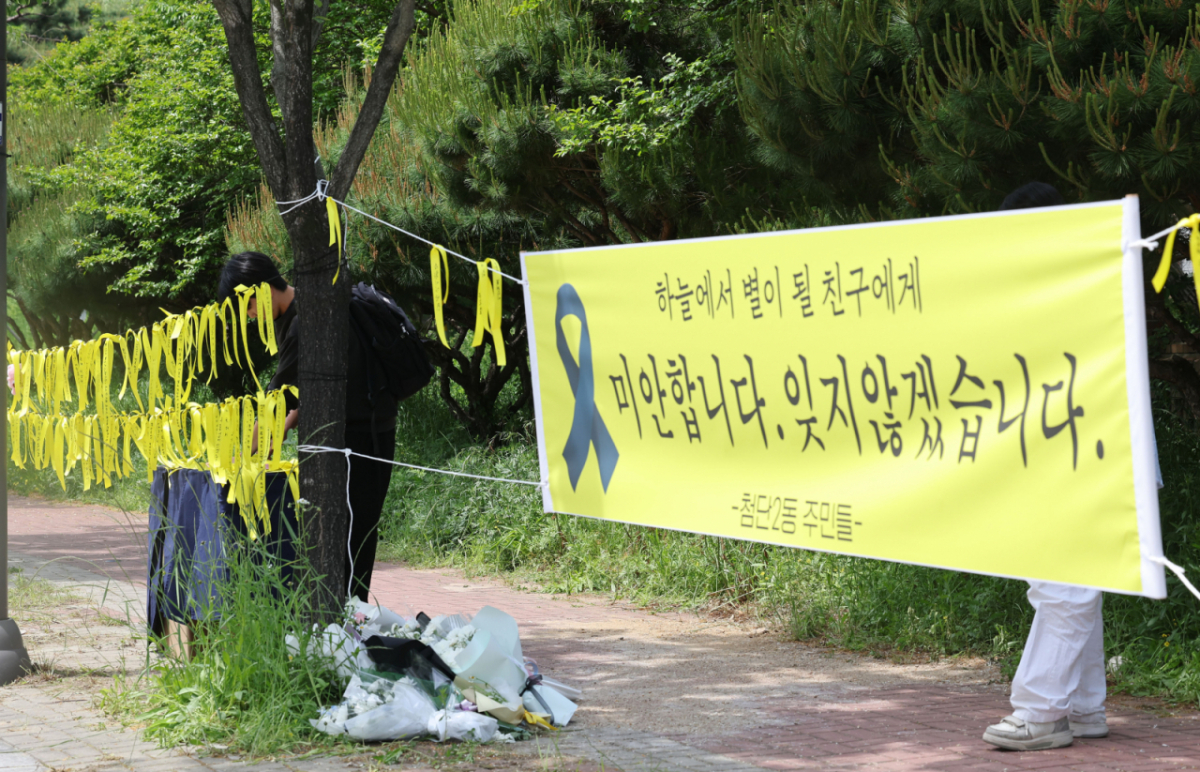 지난 7일 오전 광주 광산구 월계동 남부대 인근 인도에 흉기피습으로 사망한 10대 여학생을 추모하기 위한 시민들의 발걸음이 이어지고 있다. /사진=뉴스1
