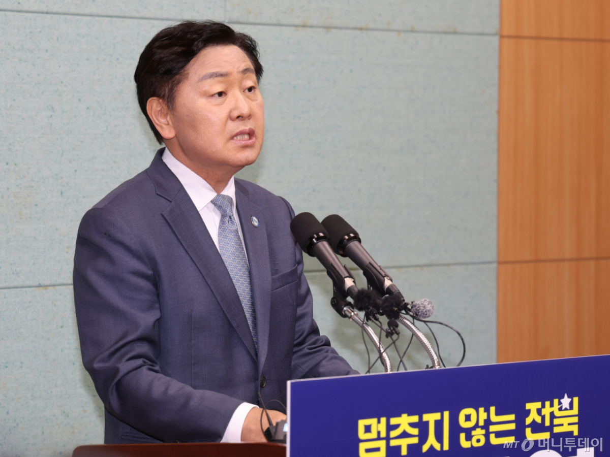 (전주=뉴스1) 유경석 기자 = 김관영 전북도지사 예비후보가 8일 전북 전주시 전북특별자치도의회에서 종합특검 관련 긴급 기자회견을 열고 질의에 답변을 하고 있다. 2026.5.8/뉴스1  Copyright © 뉴스1. All rights reserved. 무단 전재 및 재배포,  AI학습 이용 금지. /사진=(전주=뉴스1) 유경석 기자