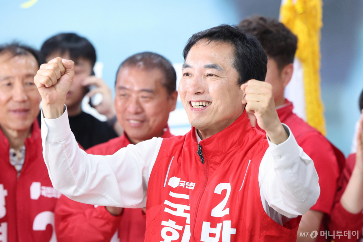 (부산=뉴스1) 신웅수 기자 = 부산 북갑 국회의원 보궐선거에 출마한 박민식 후보가 10일 부산 북구 박 후보 선거사무소에서 열린 선거사무소 개소식에서 연호에 답하고 있다. 2026.5.10/뉴스1  Copyright © 뉴스1. All rights reserved. 무단 전재 및 재배포,  AI학습 이용 금지. /사진=(부산=뉴스1) 신웅수 기자