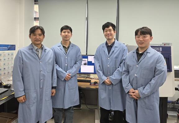 (왼쪽부터) KAIST 홍승범 교수, 김성현 석-박사통합과정, 최영우 박사, 조윤한 박사./사진제공=카이스
