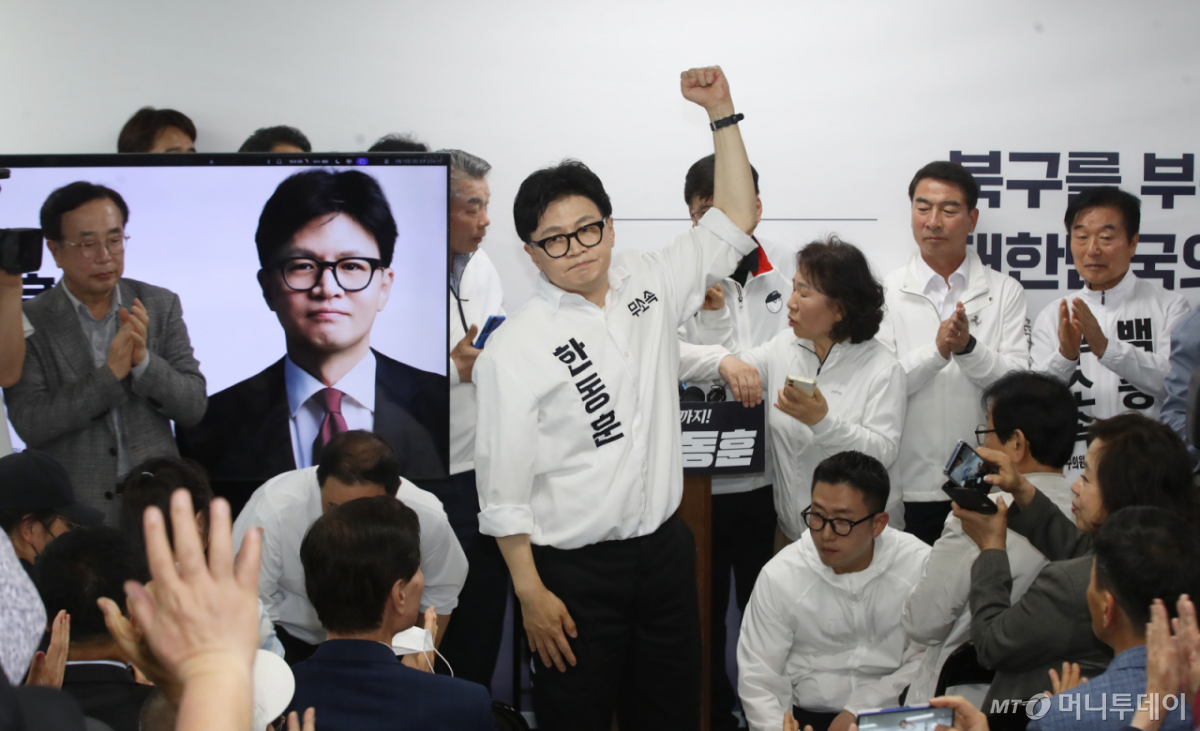 (부산=뉴스1) 윤일지 기자 = 부산 북구갑 국회의원 보궐선거에 출마한 한동훈 무소속 후보가 10일 오후 부산 북구에서 열린 선거사무소 개소식에서 인사하고 있다. 2026.5.10/뉴스1  Copyright © 뉴스1. All rights reserved. 무단 전재 및 재배포,  AI학습 이용 금지. /사진=(부산=뉴스1) 윤일지 기자