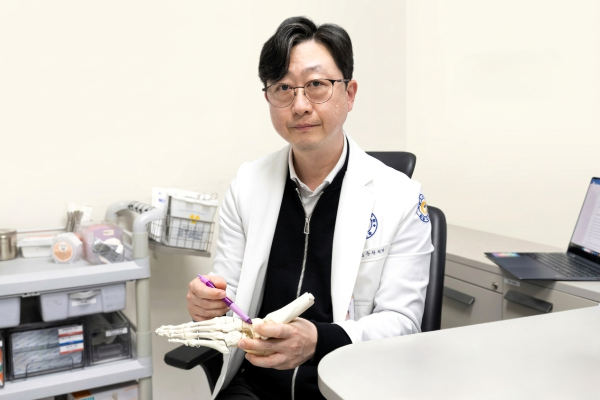 연세사랑병원 족부센터 김용상 원장이 족저근막염의 '자가 혈소판 풍부 혈장(PRP) 주사치료'에 대해 설명하고 있다. /사진=연세사랑병원 