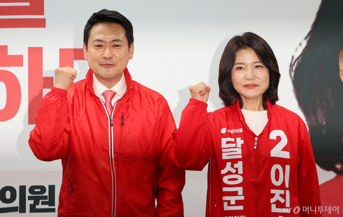 (대구=뉴스1) 공정식 기자 = 장동혁 국민의힘 대표(왼쪽)와 대구 달성군 국회의원 보궐선거에 출마하는 이진숙 전 방송통신위원장이 10일 오후 달성군 선거사무소 개소식에서 필승을 다짐하고 있다. 2026.5.10/뉴스1 Copyright © 뉴스1. All rights reserved. 무단 전재 및 재배포, AI학습 이용 금지. /사진=(대구=뉴스1) 공정식 기자