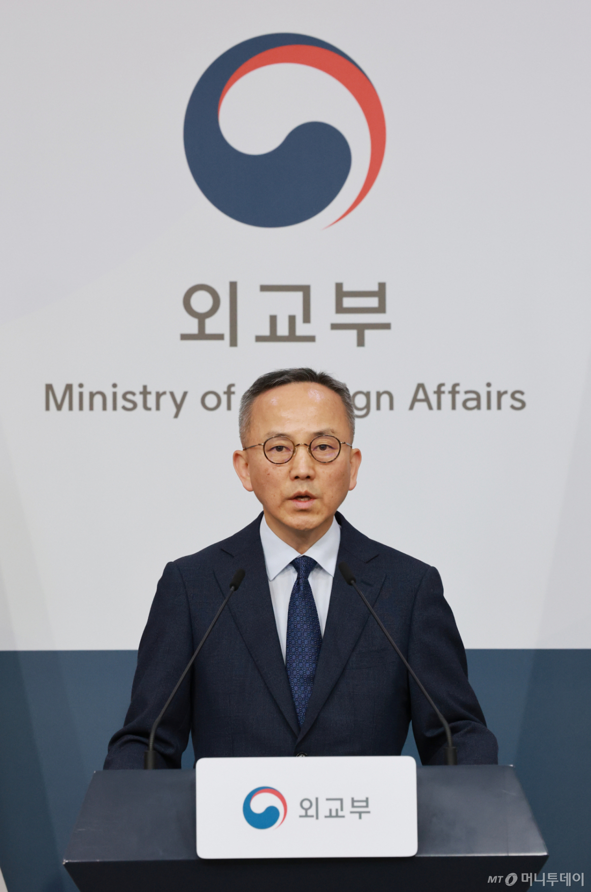 (서울=뉴스1) 임세영 기자 = 박일 외교부 대변인이 10일 서울 종로구 외교부 청사에서 호르무즈 해협에서 발생한 한국 선박 HMM 나무호 폭발 및 화재 사고의 원인 규명을 위한 조사단 조사 결과를 발표하고 있다. 이날 외교부는 "호르무즈 해협에 정박중이던 HMM 나무호 관련 정부 합동 조사단이 현장 조사를 지난 8일 실시했다"며 "조사 결과 지난 4일 미상의 비행체가 나무호의 선미를 타격한 것으로 확인됐다"라고 말했다. 2026.5.10/뉴스1 Copyright © 뉴스1. All rights reserved. 무단 전재 및 재배포, AI학습 이용 금지. /사진=(서울=뉴스1) 임세영 기자