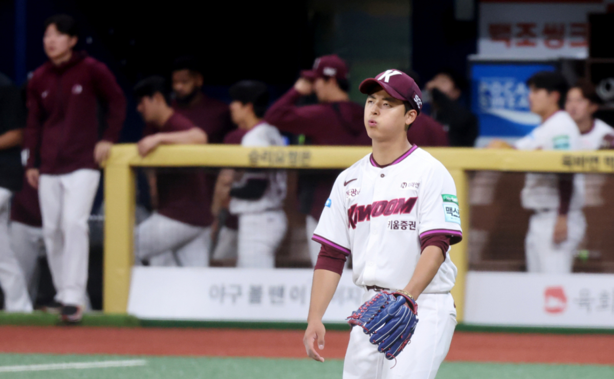 키움 선발투수 박준현이 10일 고척스카이돔에서 열리는 2026KBO리그 KT위즈와 키움히어로즈 경기 5회초  수비를 마치며 안도의 한숨을 쉬고 있다. 박준현은 5이닝 무실점으로 경기를 마무리했다.  2026.05.10. /사진=강영조 cameratalks@