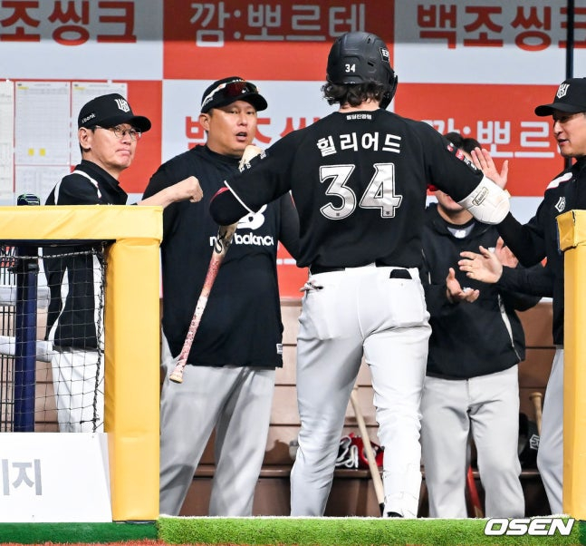 9일 키움전에서 홈런을 치고 온 힐리어드를 맞이하고 있는 KT 더그아웃.