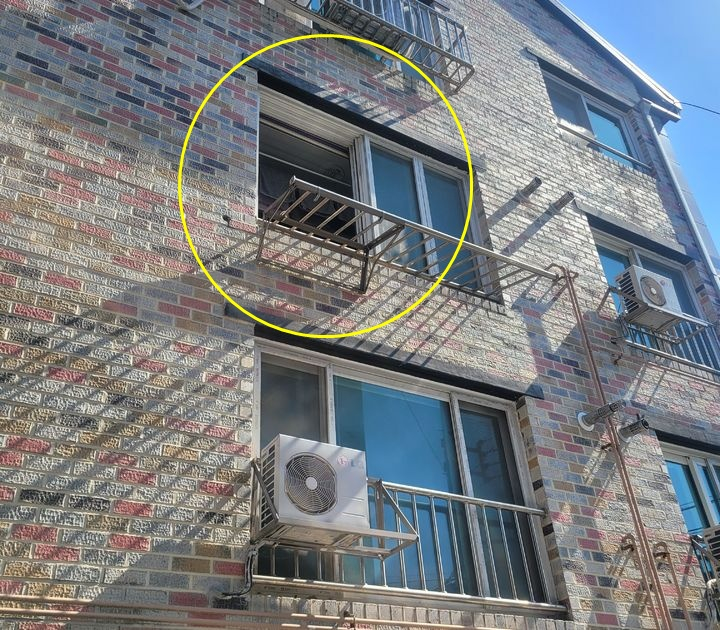 지난 10일 오전 9시14분쯤 전주시 송천동 한 빌라 3층에서 실외기를 설치하던 40대가 추락하는 사고가 발생했다./사진=전북도소방본부 제공