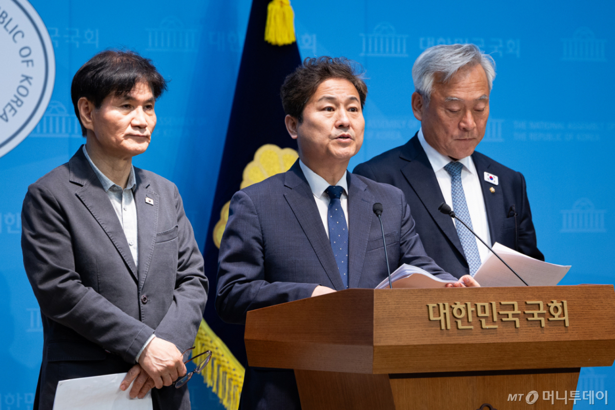 (서울=뉴스1) 유승관 기자 = 국회 외교통일위원회 더불어민주당 위원들이 11일 서울 여의도 국회 소통관에서 HMM 나무호 피격 관련 국민의힘 위원들을 규탄하는 기자회견을 하고 있다.  왼쪽부터 더불어민주당 이용선, 김영배, 이재강 의원. 2026.5.11/뉴스1  Copyright © 뉴스1. All rights reserved. 무단 전재 및 재배포,  AI학습 이용 금지. /사진=(서울=뉴스1) 유승관 기자