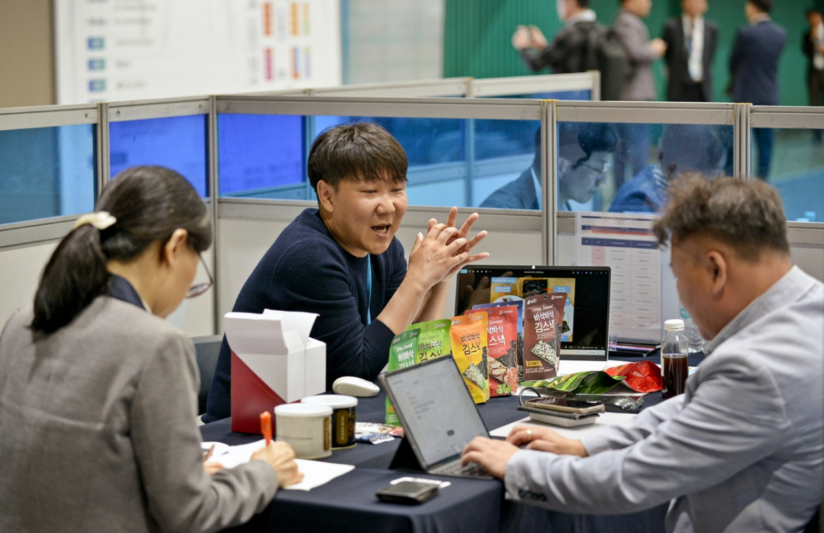 완도 수산식품업체가 해외 바이어와 수출 상담을 진행하고 있다. /사진제공=aT전광주전남본부