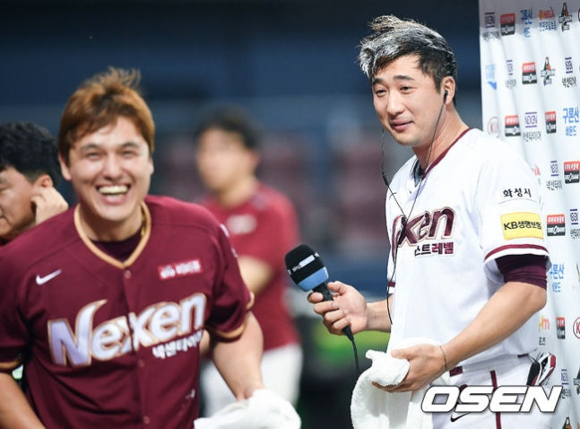 넥센 이택근이 2017년 5월 18일 고척 한화전에서 4-6으로 뒤진 9회말 대타 역전 끝내기 만루홈런을 때린 뒤 인터뷰를 하는 도중 박동원(현 LG)이 생크림을 이택근의 머리에 묻히고 웃고 있다.  /사진=OSEN