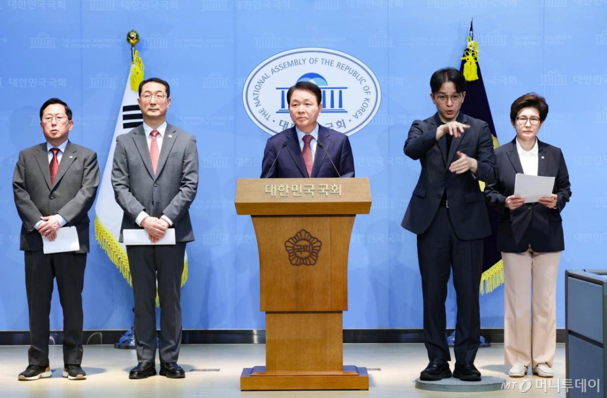 [서울=뉴시스] 김근수 기자 = 성일종(가운데) 국민의힘 의원이 11일 오전 서울 여의도 국회 소통관에서 나무호 피격 정부 대응 관련 공동 기자회견 관련 기자회견을 하고 있다.   왼쪽부터 유용원 의원, 김건 의원, 성 의원, 강선영 의원  2026.05.11. ks@newsis.com /사진=김근수