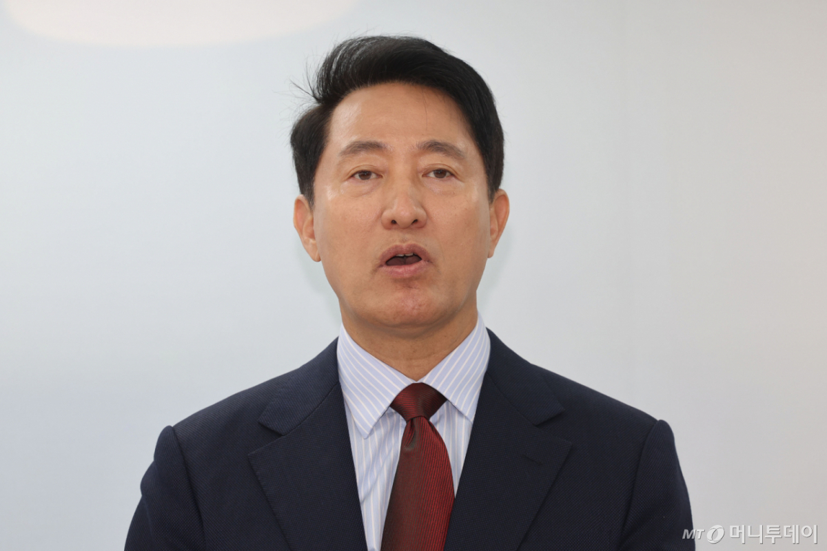[서울=뉴시스] 권창회 기자 = 오세훈 국민의힘 서울시장 후보가 10일 서울 종로구 오세훈 캠프 사무실에서 교통공약 발표를 마치고 취재진 질의에 답하고 있다. 2026.05.10. kch0523@newsis.com /사진=권창회