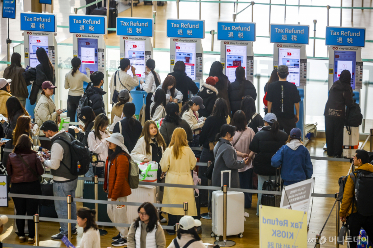지난 3월 25일 인천국제공항에서 공항이용객들이 면세 신고를 하고 있다. /사진=뉴시스