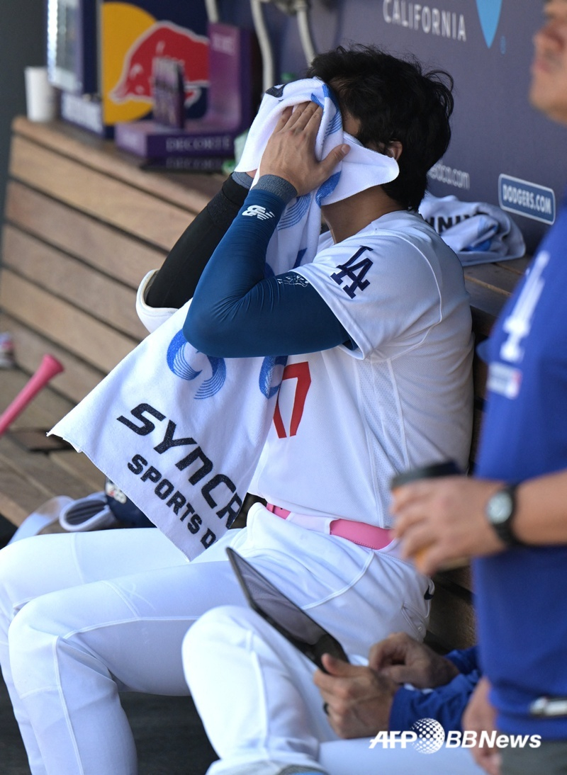 LA 다저스 오타니 쇼헤이가 11일(한국시간) 애틀랜타 브레이브스전 도중 더그아웃에서 수건으로 얼굴을 닦고 있다. /AFPBBNews=뉴스1