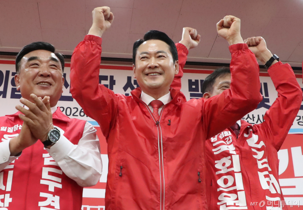 (울산=뉴스1) 조민주 기자 = 장동혁 국민의힘 대표가 11일 국민의힘 울산시당사에서 열린 선대위 발대식 및 후보자 공천장 수여식에 참석해 승리를 다짐하고 있다. 2026.5.11/뉴스1 Copyright © 뉴스1. All rights reserved. 무단 전재 및 재배포, AI학습 이용 금지. /사진=(울산=뉴스1) 조민주 기자
