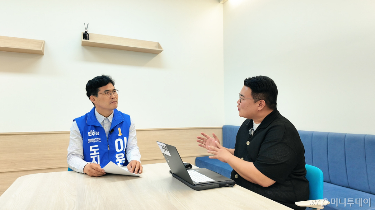 이원택 더불어민주당 전북지사 후보(왼쪽), 김도현 머니투데이 기자