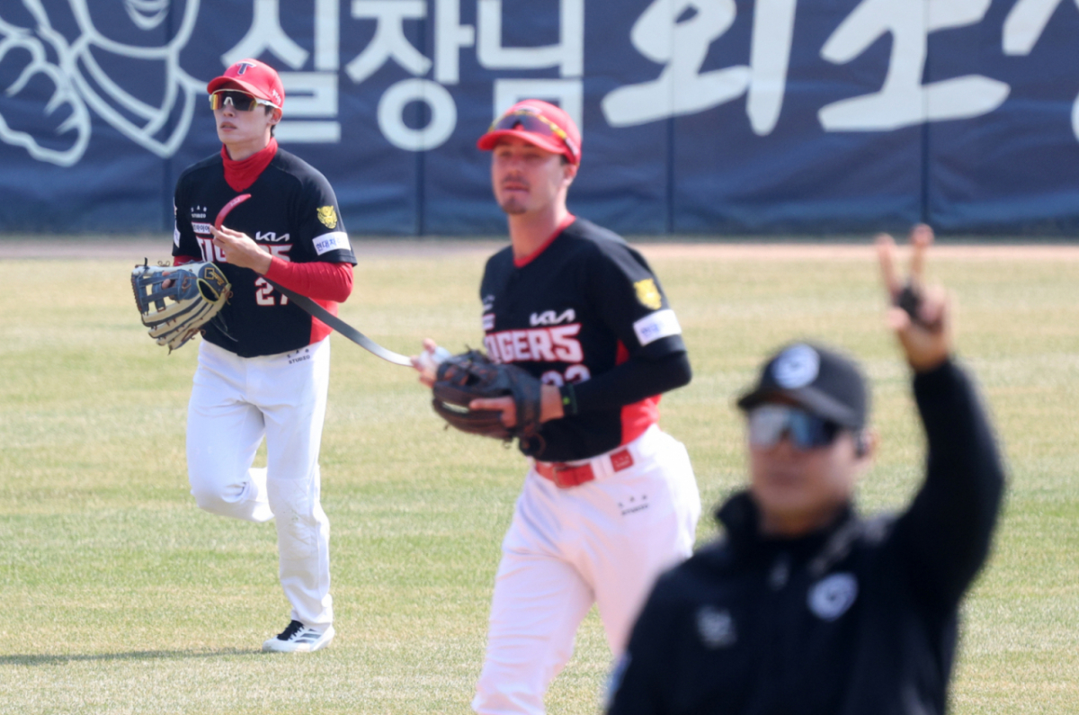 2026 신한 SOL Bank KBO리그 시범경기 두산 베어스 대 KIA 타이거즈 경기가 22일 서울 잠실야구장에서 열렸다. KIA 중견수 김호령(왼쪽)이 5회말 2사에서 두산 박찬호의 안터성 터구를 슬라이딩 캐치한 후 끊어진 벨트를 들고 더그아웃으로 향하고 있다. /사진=김진경 kim.jinkyung@