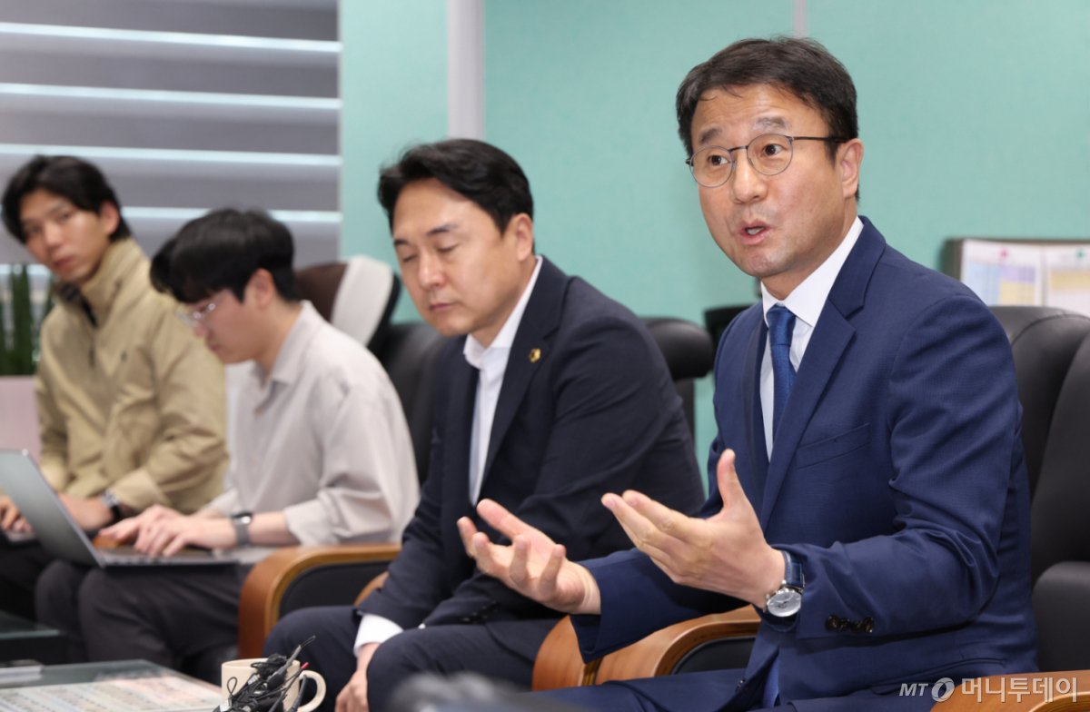 (전주=뉴스1) 유경석 기자 = 한병도 더불어민주당 원내대표가 11일 전북 전주시 전북특별자치도의회 기자실을 방문해 전북 현안 관련 간담회를 열고 질의에 답변을 하고 있다. 2026.5.11/뉴스1  Copyright © 뉴스1. All rights reserved. 무단 전재 및 재배포,  AI학습 이용 금지. /사진=(전주=뉴스1) 유경석 기자