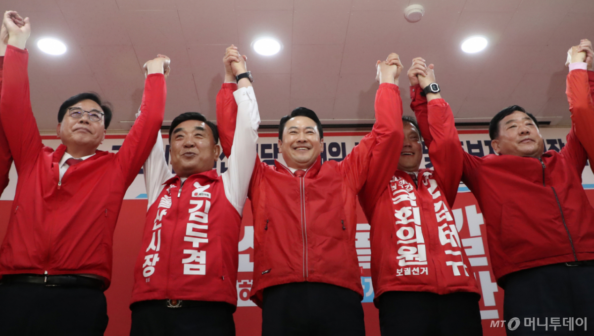 (울산=뉴스1) 조민주 기자 = 장동혁 국민의힘 대표가 11일 국민의힘 울산시당사에서 열린 선대위 발대식 및 후보자 공천장 수여식에 참석해 김두겸 울산시장 후보, 김태규 남구갑 보궐선거 국회의원 후보와 손을 맞잡고 있다.  2026.5.11/뉴스1  Copyright © 뉴스1. All rights reserved. 무단 전재 및 재배포,  AI학습 이용 금지. /사진=(울산=뉴스1) 조민주 기자