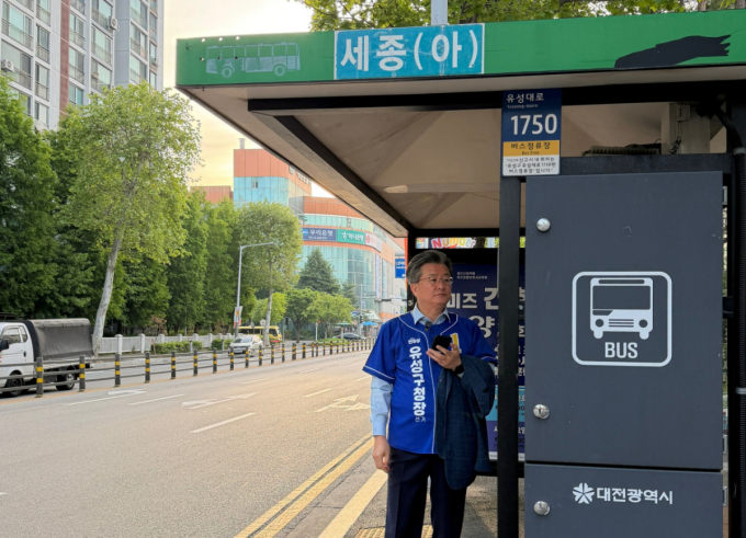 대전 유성구청장에 출마한 정용래 민주당 후보가 버스를 이용하는 모습. /사진=정용래 후보 캠프 제공