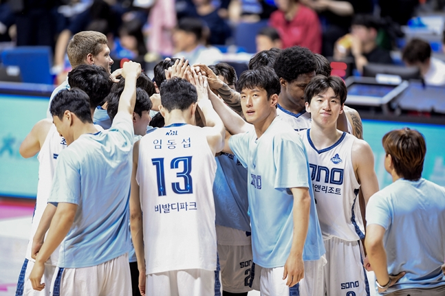 고양 소노 선수단이 부산KCC와 경기 전 결의를 다지고 있다. /사진=KBL 제공