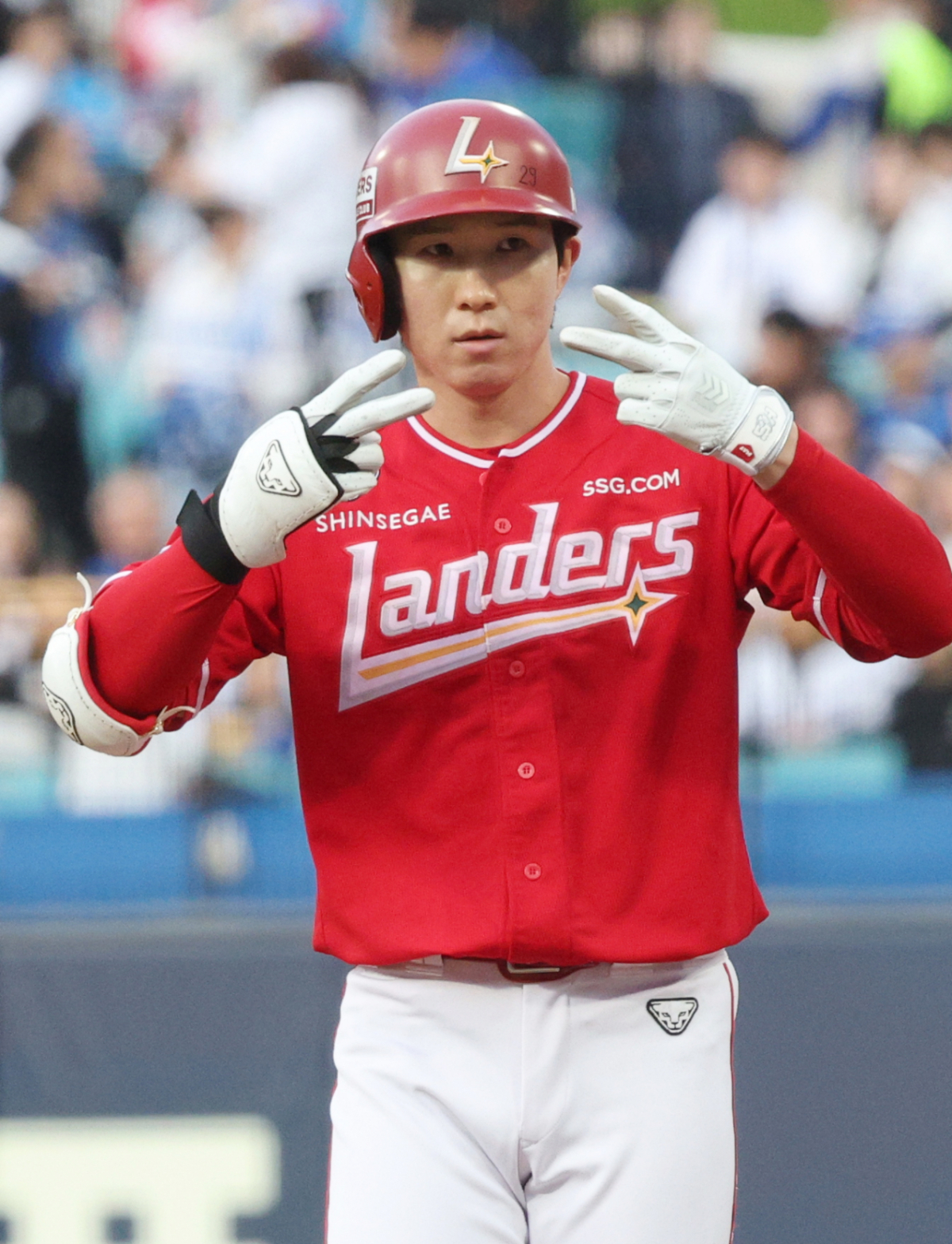 2026 신한 SOL KBO리그 삼성 라이온즈 대 SSG 랜더스 경기가 22일 대구 삼성라이온즈파크에서 열렸다. SSG 박성한이 1회초 무사에서 삼성 선발 후라도를 상대로 우중간 안타를 날리며 20경기 연속 안타 신기록을 달성하고 있다. 박성한은 21일 경기에서도 1번 타자 유격수로 선발 출전해 1회 첫 타석부터 상대 선발투수 최원태를 상대로 우익수 앞에 떨어지는 안타를 때렸다. 3월 28일 KIA와의 시즌 개막전부터 이날까지 19경기 연속 안타 행진이다. 종전 기록은 프로야구 원년인 1982년 롯데 김용희(현 롯데 2군 감독)가 작성한 18경기 연속 안타다. /사진=김진경 kim.jinkyung@