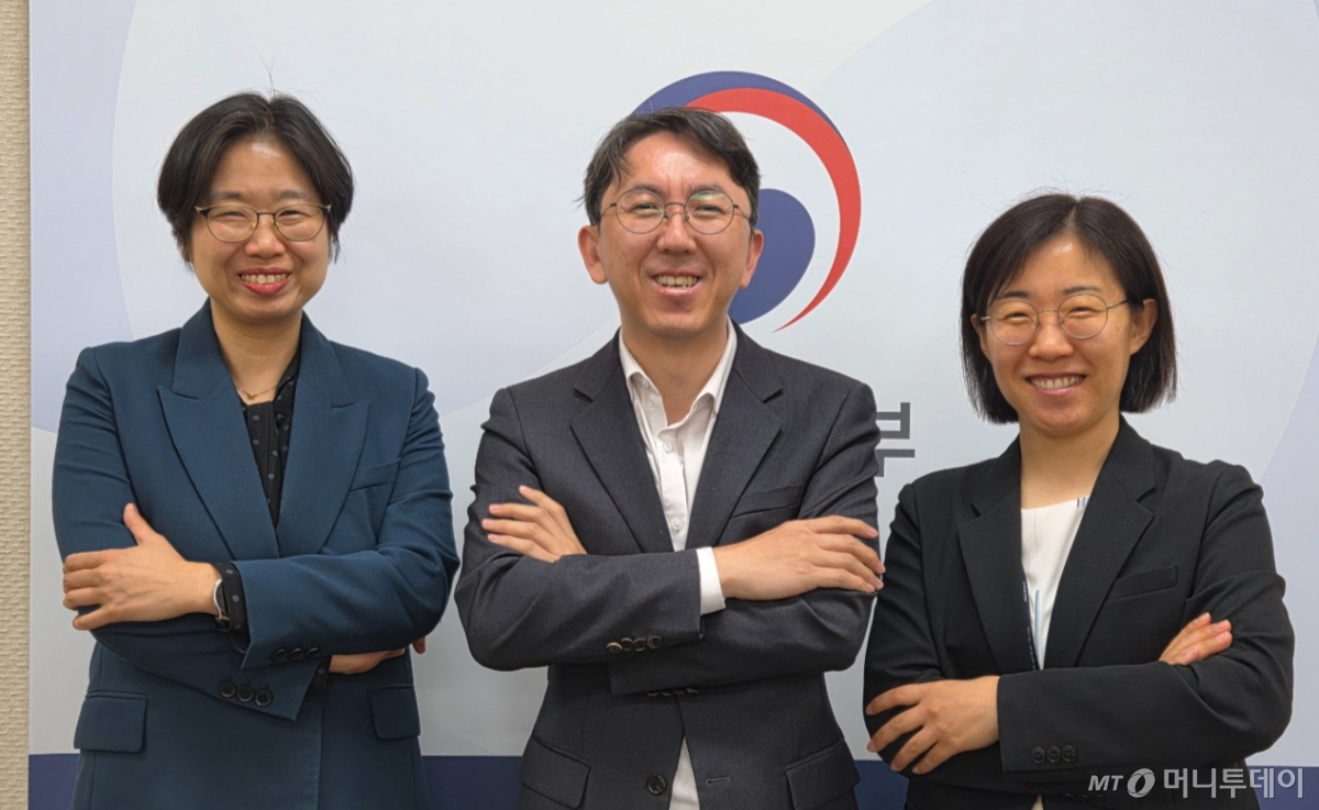 왼쪽부터 보건복지부 백영하 보건의료기술개발과장, 임강섭 제약바이오산업과장, 김유라 의료기기화장품산업과장이 포즈를 취하고 있다./사진= 박미주 기자