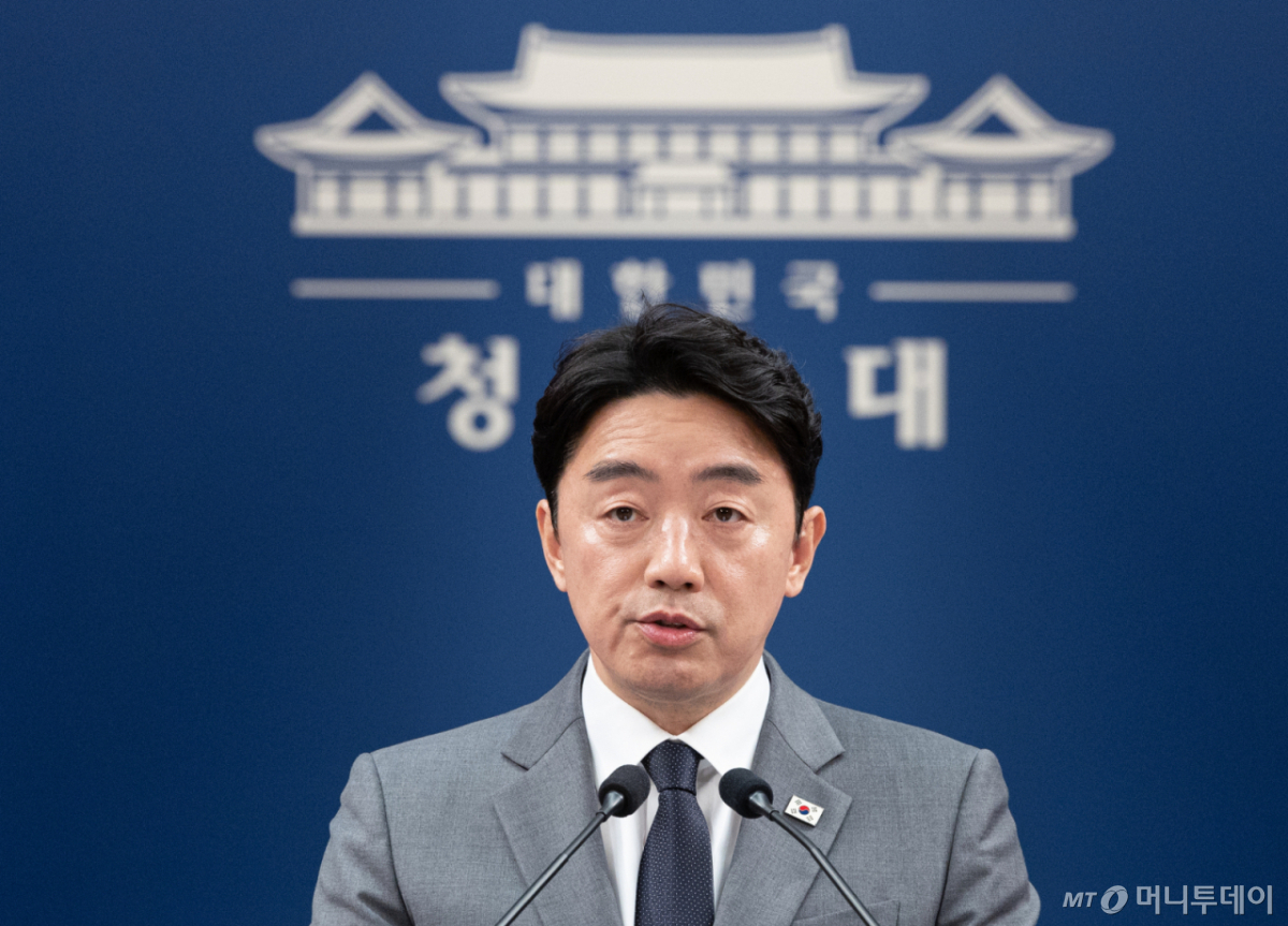 (서울=뉴스1) 이재명 기자 = 강훈식 비서실장이 29일 청와대 춘추관에서 ‘공직역량 강화’ 핵심성과 및 추진계획을 발표하고 있다. 2026.4.29/뉴스1 Copyright © 뉴스1. All rights reserved. 무단 전재 및 재배포, AI학습 이용 금지. /사진=(서울=뉴스1) 이재명 기자
