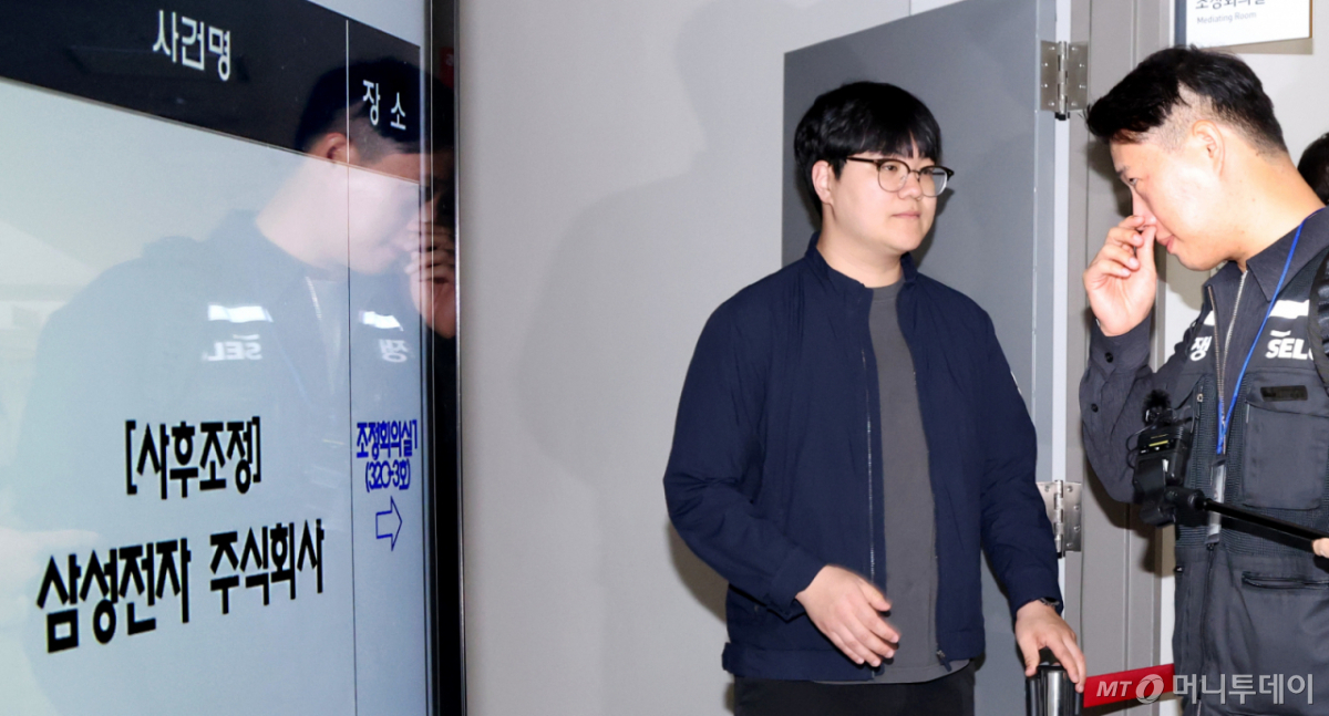 (세종=뉴스1) 김기남 기자 = 최승호 초기업노동조합 삼성전자지부 위원장이 11일 세종시 중앙노동위원회에서 열린 삼정전자 사후조정 회의에 입장하고 있다 2026.5.11/뉴스1  Copyright © 뉴스1. All rights reserved. 무단 전재 및 재배포,  AI학습 이용 금지. /사진=(세종=뉴스1) 김기남 기자
