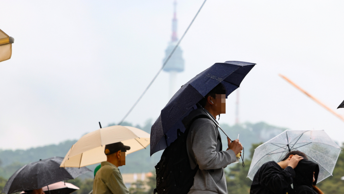 화요일인 12일 전국 대부분 지역에 비가 내리겠다. 일부 지역에는 돌풍과 천둥·번개를 동반한 우박이 떨어지는 곳도 있겠다. /사진=뉴시스