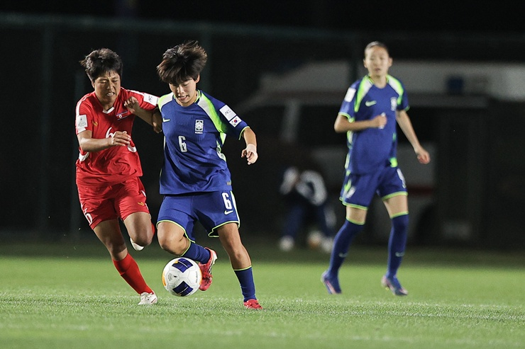 여자 U-17 대표팀 최세은(6번)이 상대와 경합 중이다. /사진=아시아축구연맹(AFC) 제공