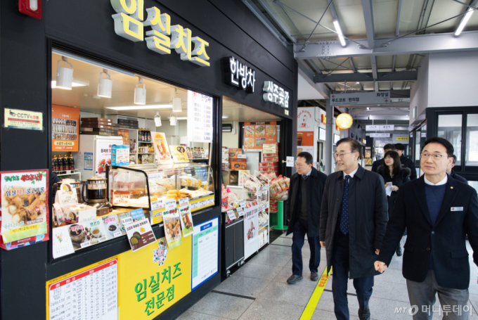 김윤덕 국토교통부 장관이 지난 2월 13일 오전 경부고속도로 내 휴게소를 찾아 운영 실태를 점검하고 있다. /사진 제공=국토교통부