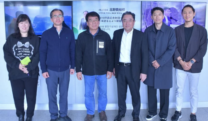 지난달 2018평창기념재단을 방문한 기타노 다카히로(오른쪽에서 세 번째) 일 봅슬레이·루지·스켈레톤 연맹 회장. /사진=대한봅슬레이스켈레톤경기연맹