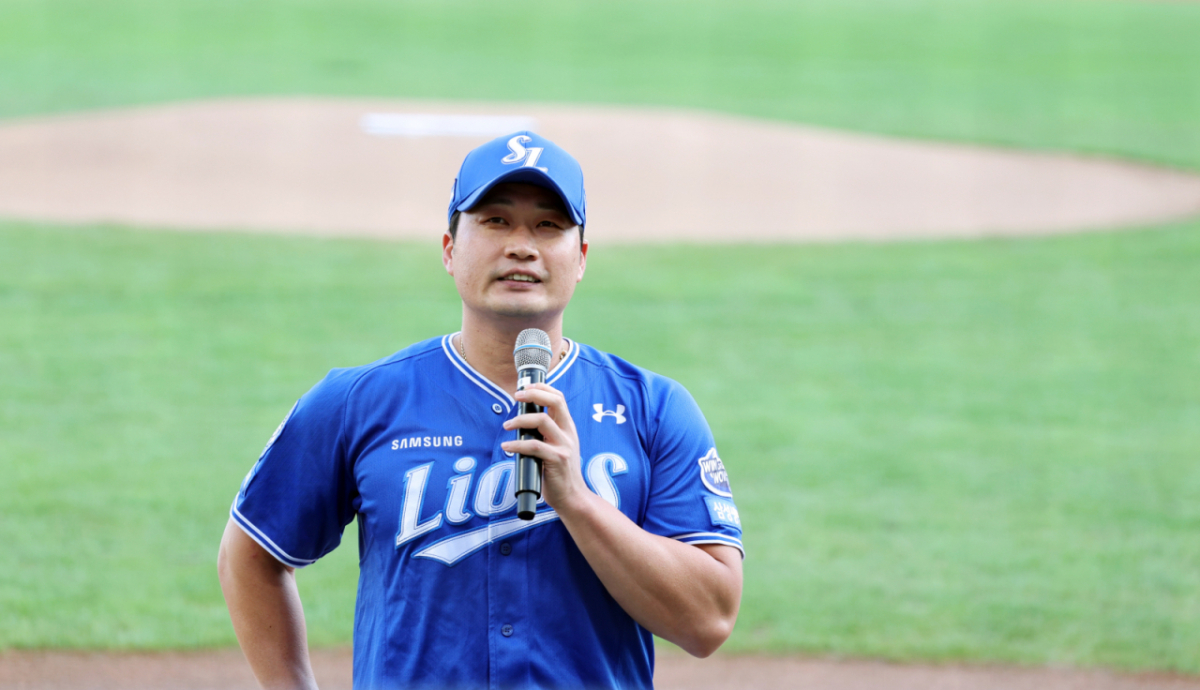 돌직구로 한국프로야구를 호령했던 삼성 오승환이 전격적으로 은퇴를 선언했다. 전날 은퇴발표를 한 오승환이 7일 인천SSG랜더스필드에서 열리는 2025 KBO리그 삼성라이온즈와 SSG랜더스 경기에서 SSG에서 준비한 은퇴기념행사에 참여해 김광현, 구자욱과 기념촬영을 하고 있다.  2025.08.07. /사진=강영조 cameratalks@