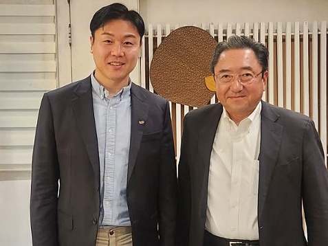 원윤종(왼쪽) 국제올림픽위원회(IOC) 선수위원과 기타노 다카히로 일본 봅슬레이·루지·스켈레톤 연맹 회장./사진=대한봅슬레이스켈레톤경기연맹