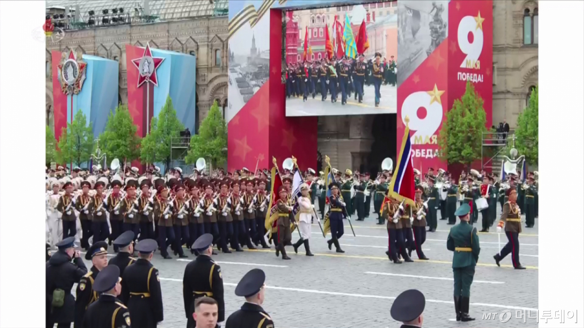 [서울=뉴시스] 지난 9일 러시아 모스크바 붉은광장에서 열린 러시아 전승절 81주년 기념 열병식에 북한군이 참가했다고 조선중앙TV가 10일 보도했다. (사진=조선중앙TV 캡처) 2026.05.10. *재판매 및 DB 금지 /사진=뉴시스 