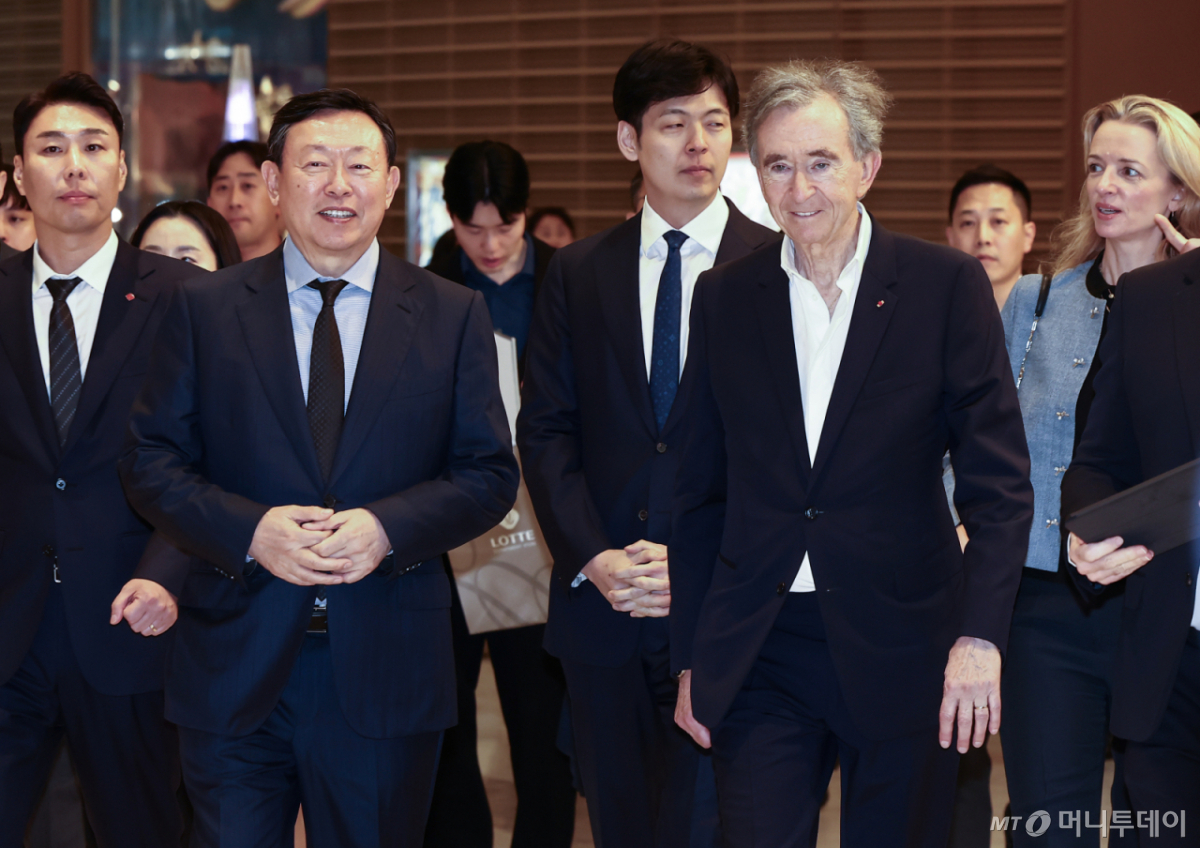 (서울=뉴스1) 김민지 기자 = 베르나르 아르노 루이비통모에헤네시(LVMH) 회장과 신동빈 롯데그룹 회장이 11일 오후 서울 송파구 루이비통 롯데백화점에비뉴엘월드타워점을 방문, 매장을 둘러보기 위해 이동하고 있다. 오른쪽은 아르노 회장의 장녀인 델핀 아르노 크리스챤 디올 최고경영자(CEO). 2026.5.11/뉴스1 Copyright © 뉴스1. All rights reserved. 무단 전재 및 재배포, AI학습 이용 금지. /사진=(서울=뉴스1) 김민지 기자