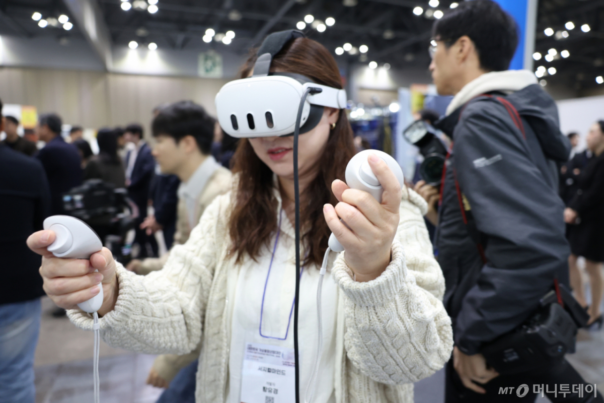 2025 가상융합 산업대전. 가상융합 산업대전에서 한 관람객이 XR 안경을 체험하고 있다./사진제공=한국가상융합디지털산업협회