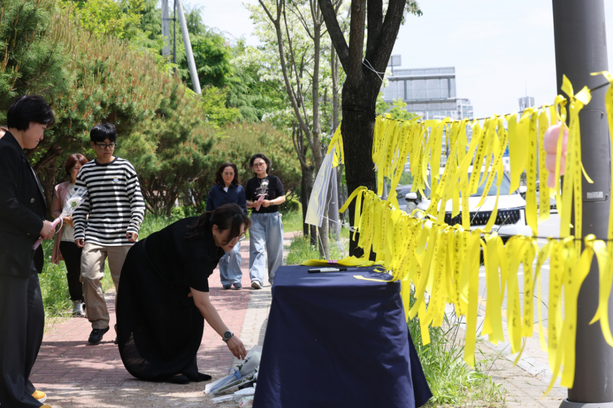 7일 오전 광주 광산구 월계동 남부대 인근 인도에 흉기피습으로 사망한 10대 여학생을 추모하기 위한 시민들의 발걸음이 이어지고 있다. 2026.5.7/뉴스1