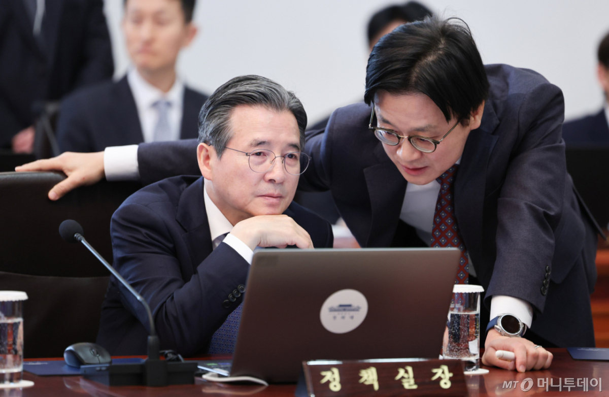 [서울=뉴시스] 고범준 기자 = 김용범(왼쪽) 정책실장과 김정관 산업통상부 장관이 10일 청와대에서 열린 국무회의에서 대화를 하고 있다. (청와대통신사진기자단) 2026.03.10. bjko@newsis.com /사진=