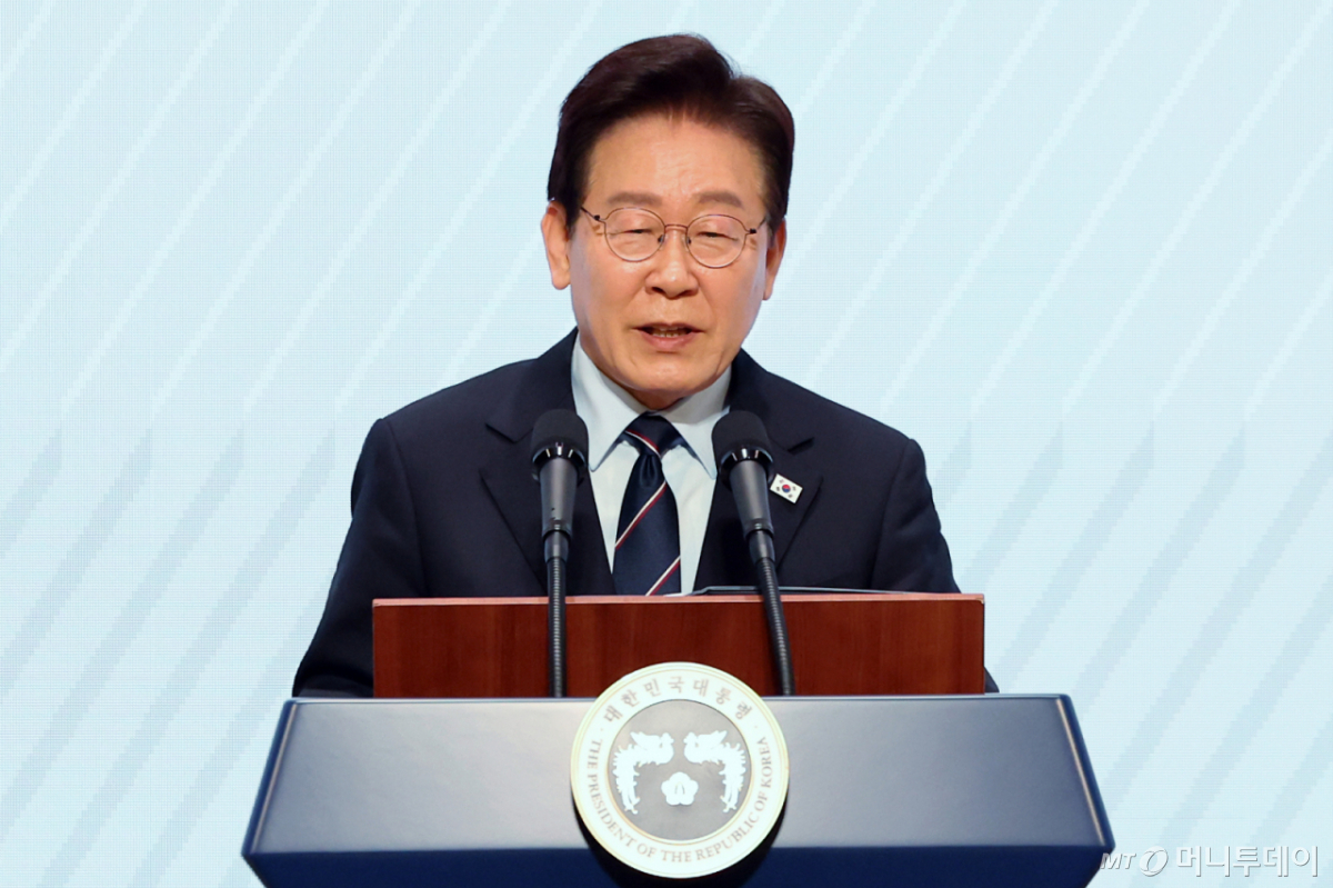(서울=뉴스1) 허경 기자 = 이재명 대통령이 8일 서울 대한상공회의소에서 열린 제54회 어버이날 기념식에서 축사를 하고 있다. 2026.5.8/뉴스1 Copyright © 뉴스1. All rights reserved. 무단 전재 및 재배포, AI학습 이용 금지. /사진=(서울=뉴스1) 허경 기자