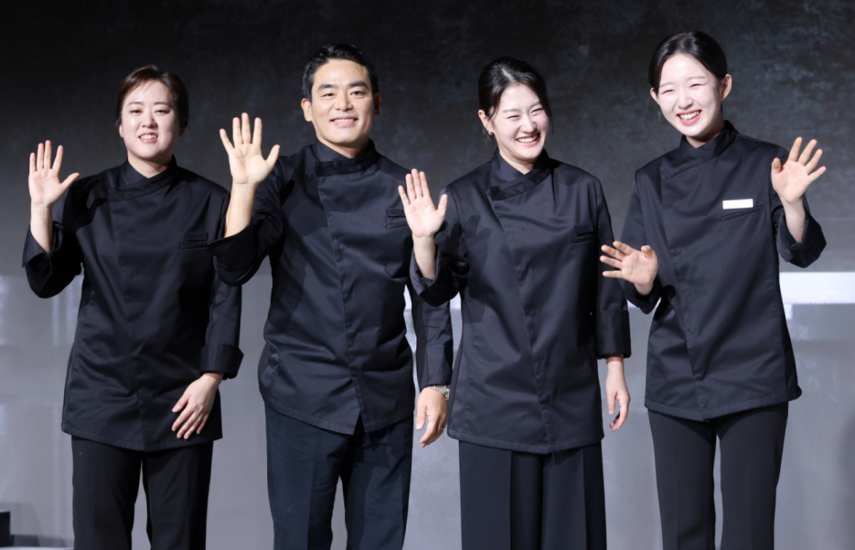 흑수저 셰프 술 빚는 윤주모, 프렌치 파파, 중식마녀, 아기맹수가 17일 서울 종로구 JW 메리어트 동대문 스퀘어 서울에서 열린 넷플릭스 예능 '흑백요리사: 요리 계급 전쟁2' 기자간담회에서 포즈를 취하고 있다./사진=스타뉴스