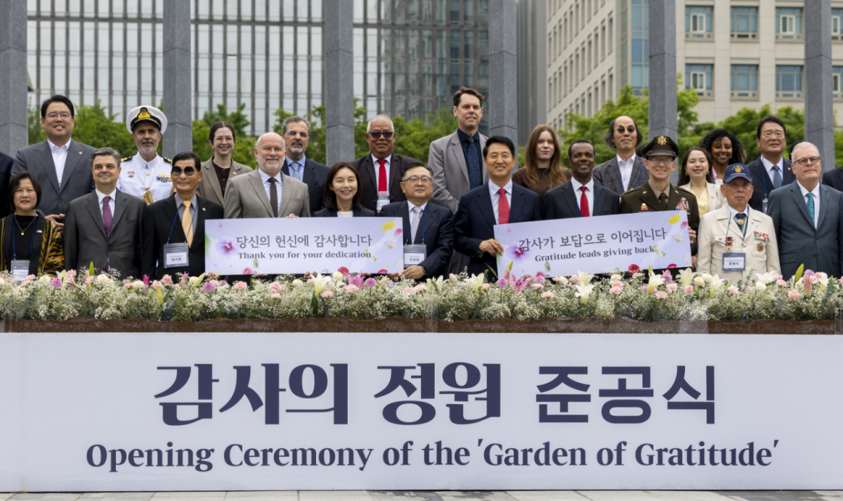 오세훈 국민의힘 서울시장 후보, 김성보 서울시장 권한대행, 류재식 6.25참전유공자회 서울시지부 대표 등이 12일 서울 종로구 광화문광장에서 열린 '감사의 정원' 준공식에서 기념 촬영을 하고 있다. /사진=뉴스1