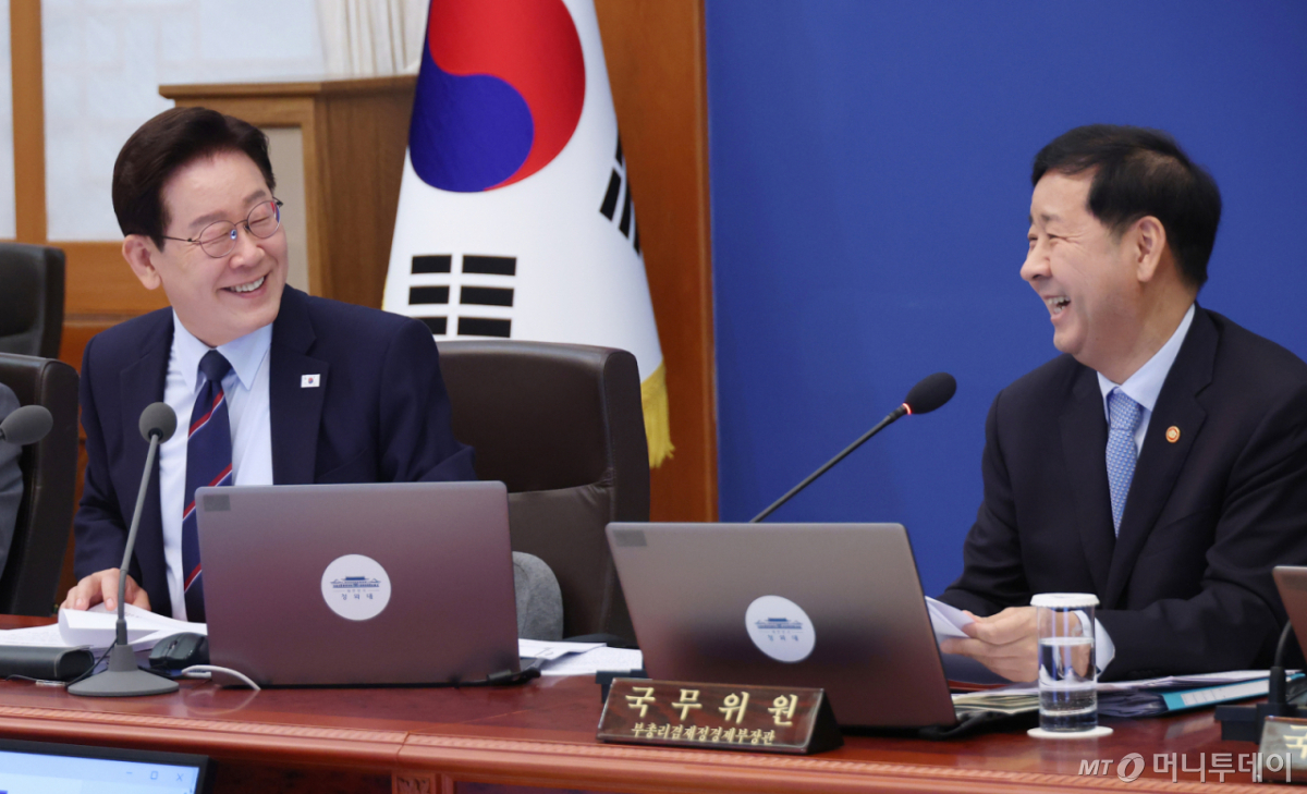 [서울=뉴시스] 최동준 기자 = 이재명 대통령이 12일 청와대에서 열린 국무회의 겸 제8차 비상경제점검회의에서 발언하고 있다. 오른쪽은 구윤철 부총리 겸 재정경제부 장관. 2026.05.12. photocdj@newsis.com /사진=
