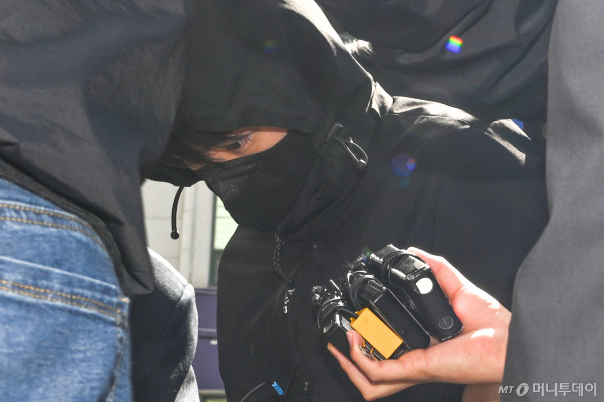 주에서 흉기 피습을 당한 여고생을 구하려다 중상을 입은 남학생과 그 가족이 악성 댓글(악플)로 인한 심각한 정신적 고통을 호소하고 있다. 사진은 일면식 없는 여고생을 살해하고 남고생을 다치게 한 혐의(살인 등)를 받는 장모(24)씨가 7일 오전 광주 동구 광주지법에서 구속 전 피의자 심문(영장실질심사)을 받기 위해 법정으로 이동하는 모습. /사진=뉴시스