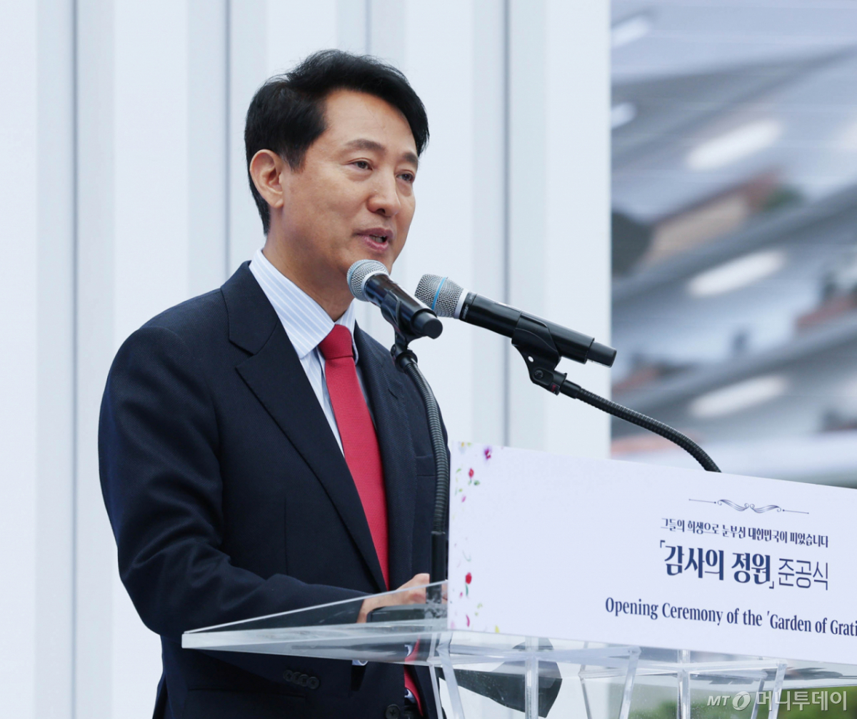 [서울=뉴시스] 조수정 기자 = 오세훈 국민의힘 서울시장 후보가 12일 오전 서울 종로구 광화문광장 '감사의 정원' 준공식에서 축사하고 있다. 2026.05.12. chocrystal@newsis.com /사진=조수정