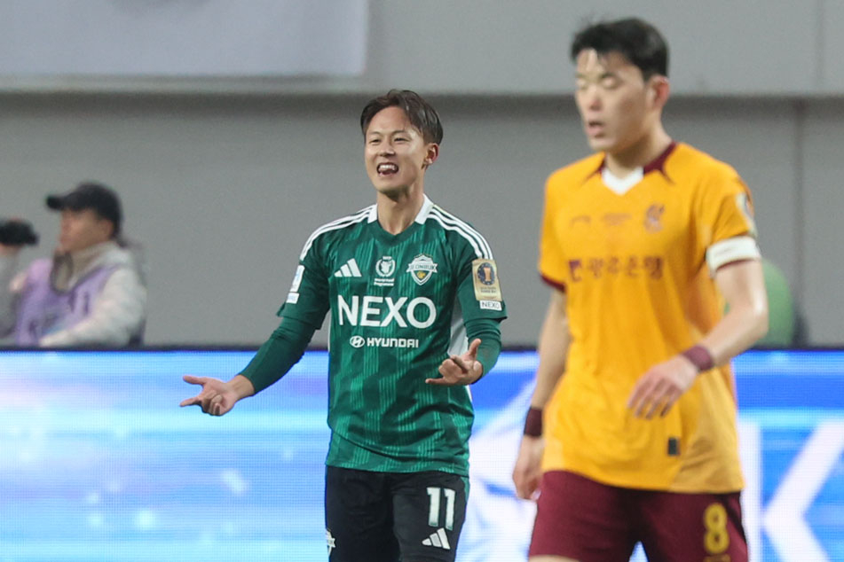 전북 현대 소속 축구선수 이승우가 대한민국 축구 국가대표팀의 수장 홍명보 감독 앞에서 득점을 기록하면서 월드컵 최종 명단 승선 가능성에 관심이 쏠리고 있다. /사진=뉴시스