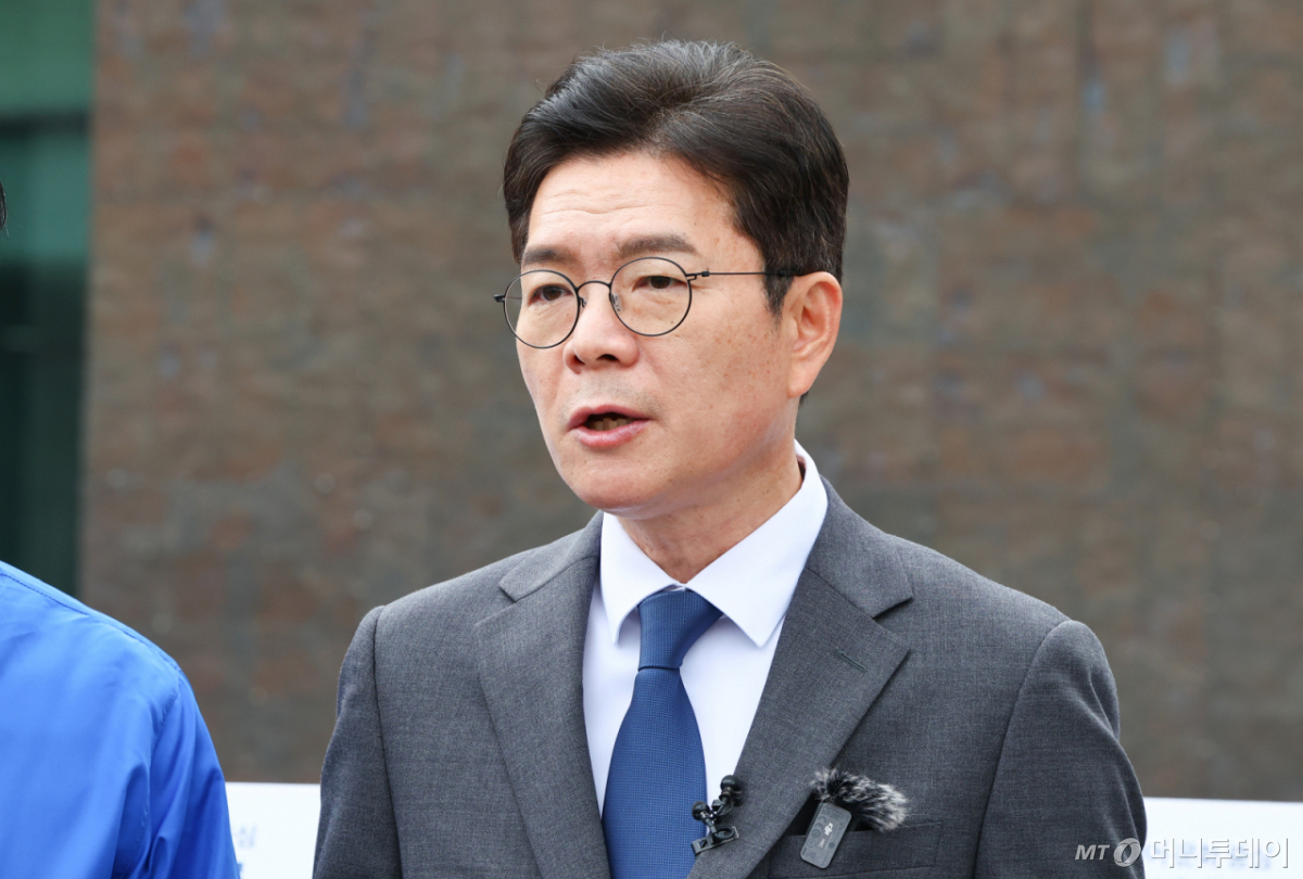 [서울=뉴시스] 황준선 기자 = 정원오 더불어민주당 서울시장 후보가 12일 오전 서울 동대문구 청량리역 광장에서 '서울 공간 대전환' G2 공약을 발표하고 있다. 2026.05.12. hwang@newsis.com /사진=황준선